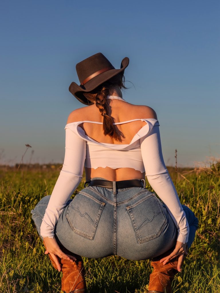 Badte4cher tight jean ass
