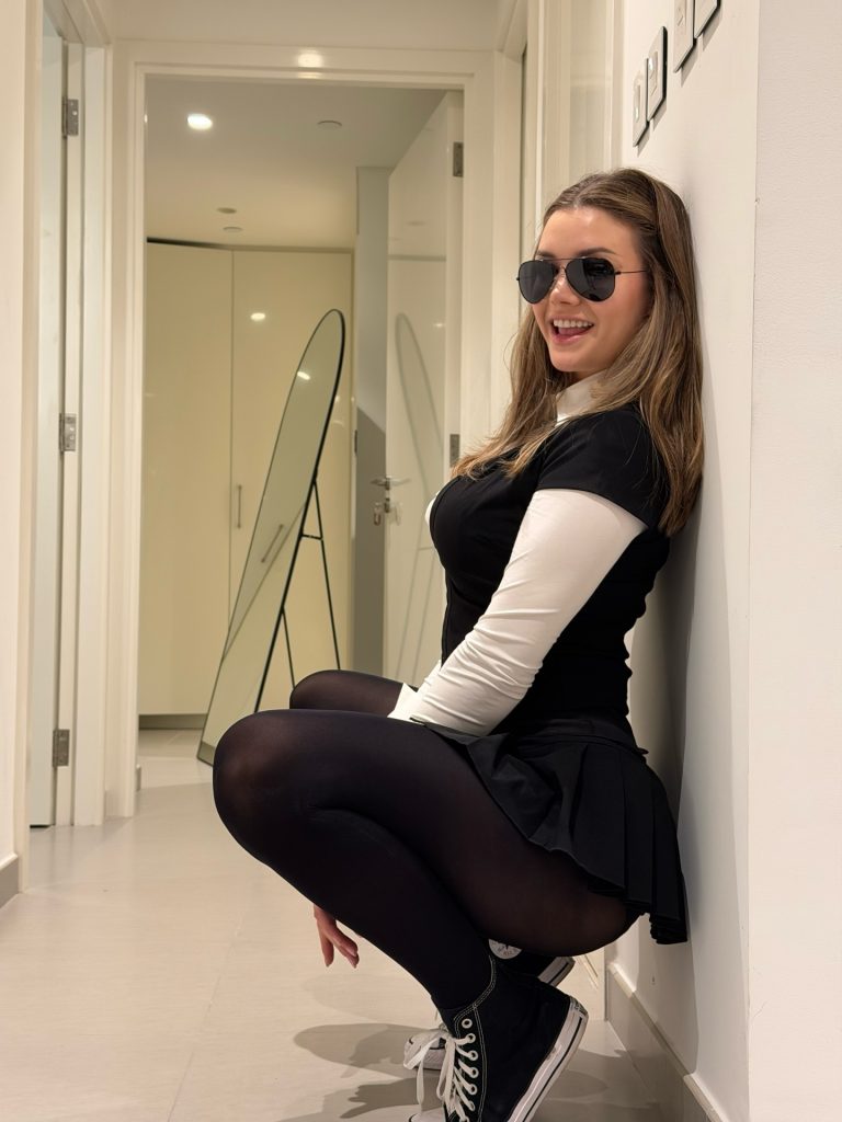 Badte4cher in black dress